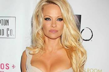 Pamela Anderson se convierte en paseadora perros en Nueva York