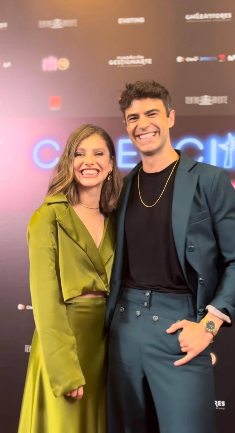 La pareja deslumbró en los Premios Caleuche.