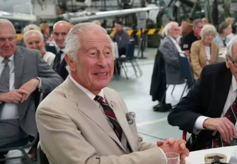 La intervención médica a la próstata al rey Carlos III lo dejará en reposo mucho más tiempo de lo que se tenía estimado.