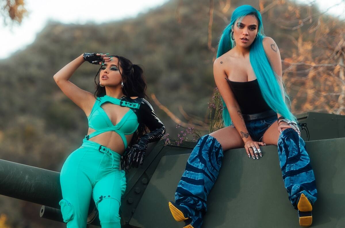 Las verdaderas mamiiis: Karol G sube video de su mamá y la de Becky G cantando en su show en Coachella