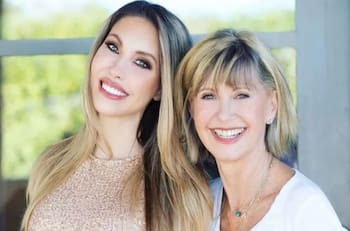 “Te amo por siempre”: Hija de Olivia Newton-John recuerda a su madre con emotivo video cantando