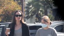 Angelina Jolie captada de compras en el supermercado con su hija menor, Vivienne Jolie-Pitt