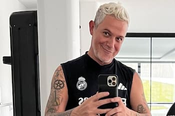 Alejandro Sanz causa sensación vestido de Papá Noel y muestra lo grande que están sus hijos