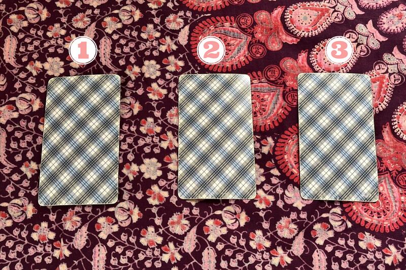 Cartas del Tarot ocultas sobre una tela.