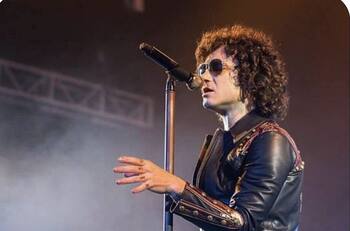 Enrique Bunbury baja el telón y 22 ciudades se quedan con ganas de decirle adiós al español