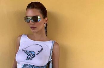 Kendall Jenner posa solo con la parte inferior de su traje de baño antes de partir a Coachella