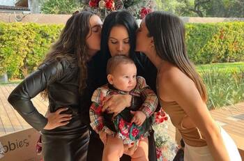 Camila y América Fernández celebran su cumpleaños con pastel y serenata