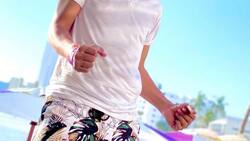 Jhonny Caz de grupo Firme presume su anillo de compromiso junto a Gomita