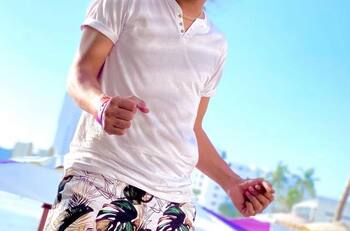 Jhonny Caz de grupo Firme presume su anillo de compromiso junto a Gomita