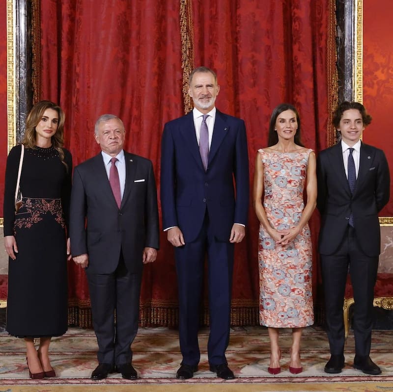 El hijo menor de la reina Rania y el rey Abdalá posa al lado de la reina Letizia.