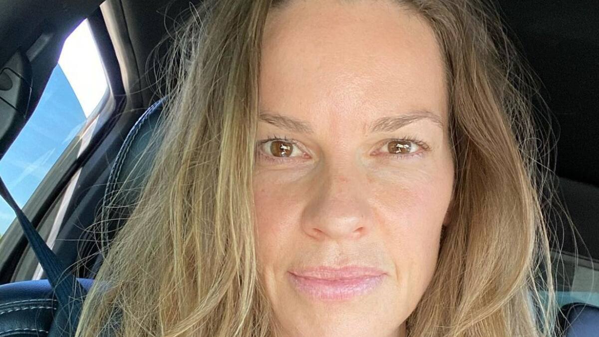 Hilary Swank anuncia con alegría embarazo de gemelos