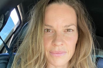 Hilary Swank anuncia con alegría embarazo de gemelos