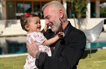 Gianluca Vacchi se convierte en ángel para jugar con su hija Blu