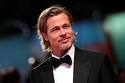 Brad Pitt causa sensación al aparecer con nuevo look y sin novia en los Golden Globes
