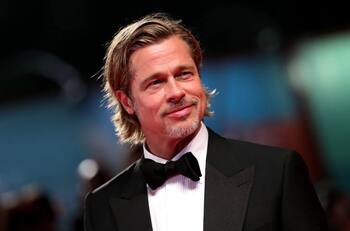 Brad Pitt causa sensación al aparecer con nuevo look y sin novia en los Golden Globes