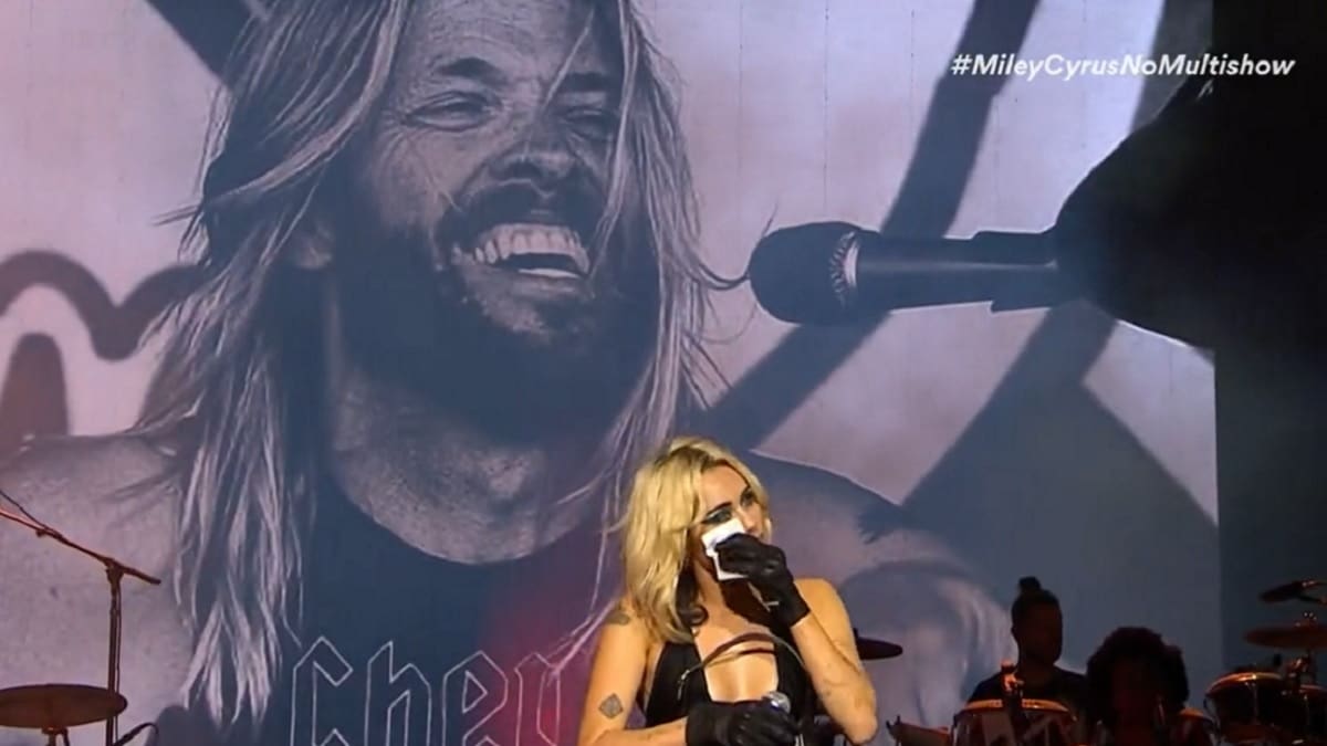 Miley Cyrus rompe en lágrimas al dedicar "Angels Like You" a Taylor Hawkins