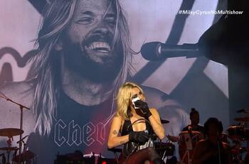 Miley Cyrus rompe en lágrimas al dedicar "Angels Like You" a Taylor Hawkins