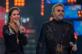 Lucero besa a un fan y Manuel Mijares le hace una escena de celos