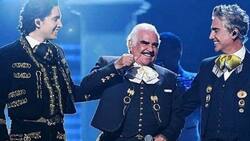 Vicente Fernández fue tachado de acosador por haber tocado el seno de una fan al pedirle una foto