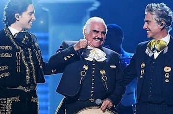 Vicente Fernández fue tachado de acosador por haber tocado el seno de una fan al pedirle una foto