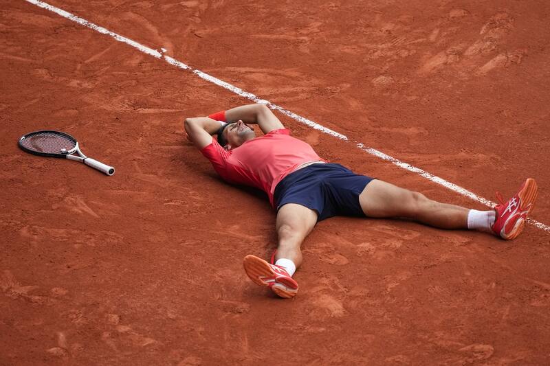 se tiró a la arcilla tras volver a ganar Roland Garros