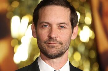 Tobey Maguire muy bien acompañado por su hija de 16 años en alfombra roja