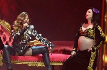 Mon Laferte se luce en los Grammy Latino junto a la Banda El Limón y Gloria Trevi