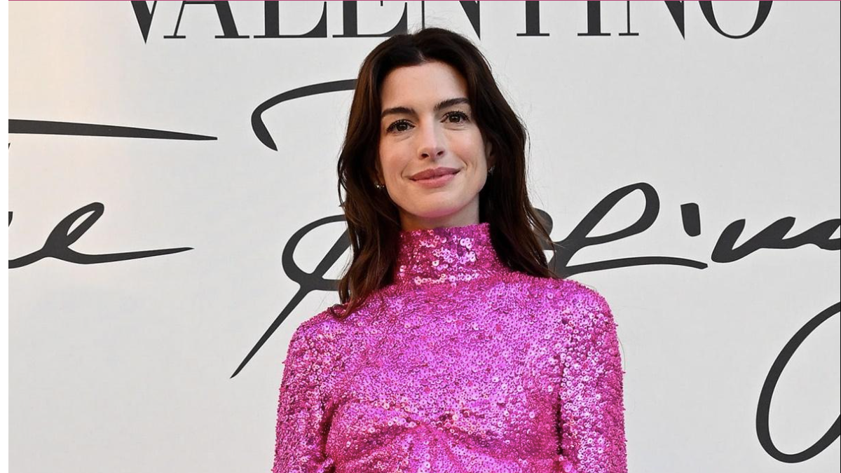 Anne Hathaway deslumbra con mini vestido de Barbie en desfile de modas