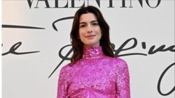 Anne Hathaway deslumbra con mini vestido de Barbie en desfile de modas
