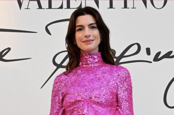 Anne Hathaway deslumbra con mini vestido de Barbie en desfile de modas