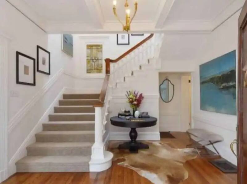 La casa cuenta con 586 metros cuadrados, cinco dormitorios, suelo de madera y una terraza de madera donde se puede ver la bahía de San Francisco.