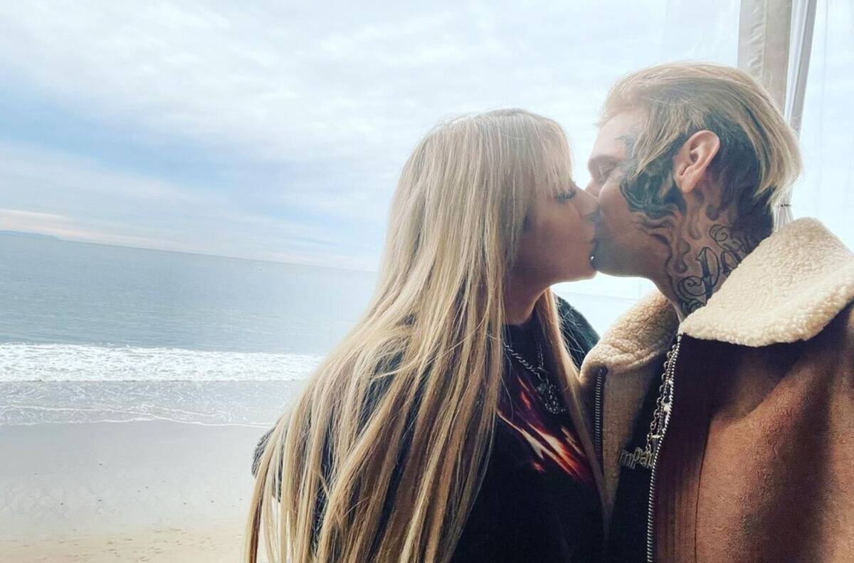 Fans acosan a la prometida de Aaron Carter, la acusan de haberlo matado