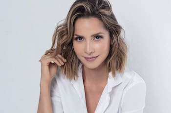 Carmen Villalobos recibe flores y chocolates en su camerino ¿un nuevo amor?