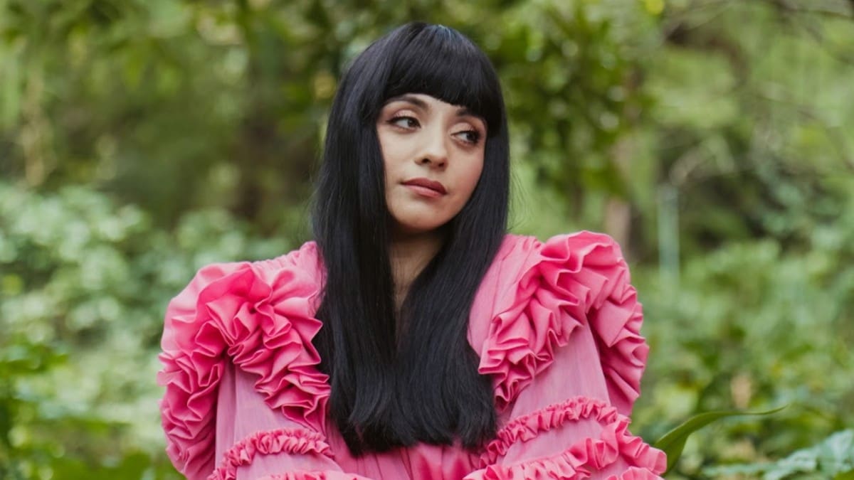Mon Laferte comparte su amor en “Amigos Simplemente”; escúchala aquí