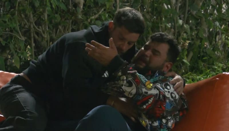 Siendo consolado por Luis Mateucci. Foto: Mega