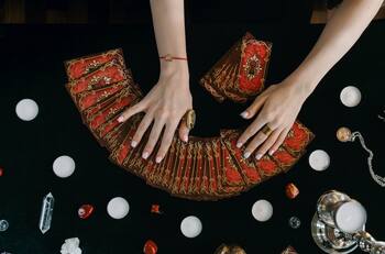 ¿Quieres descifrar el significado de tus sueños por ti mismo? Acá te enseñamos una tirada de Tarot para lograrlo