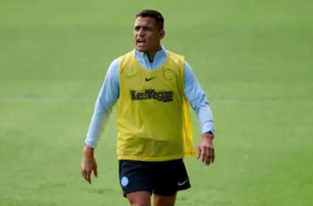 No sirvió el golazo en Champions League: Alexis Sánchez vuelve a recibir un nuevo golpe en Italia