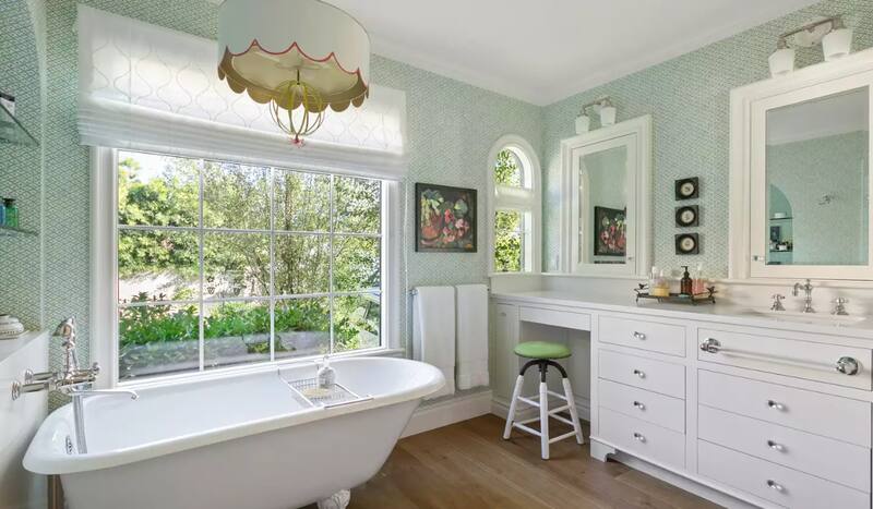 Así es el baño de la casa que está vendiendo Emma Stone.