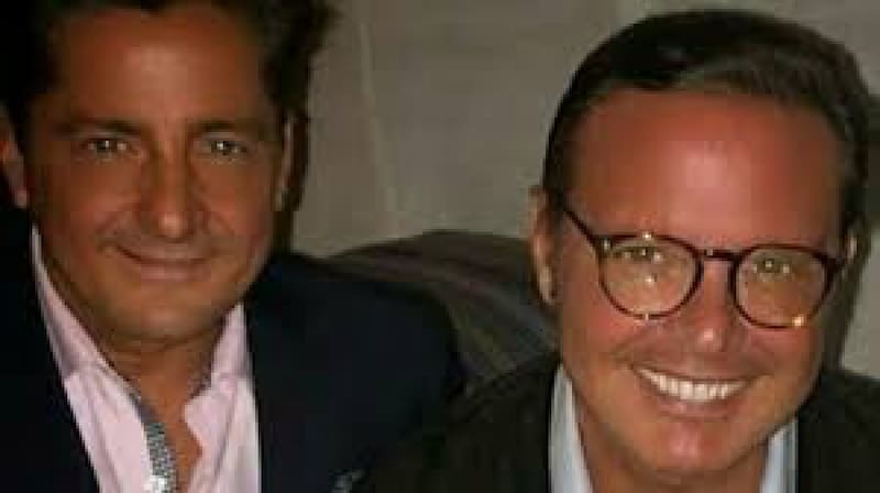 Alejandro Basteri y su hermano Luis Miguel El empresraio recién lanzo una línea de ropa en honor a su madre Marcela Basteri - Créditos: Internet
