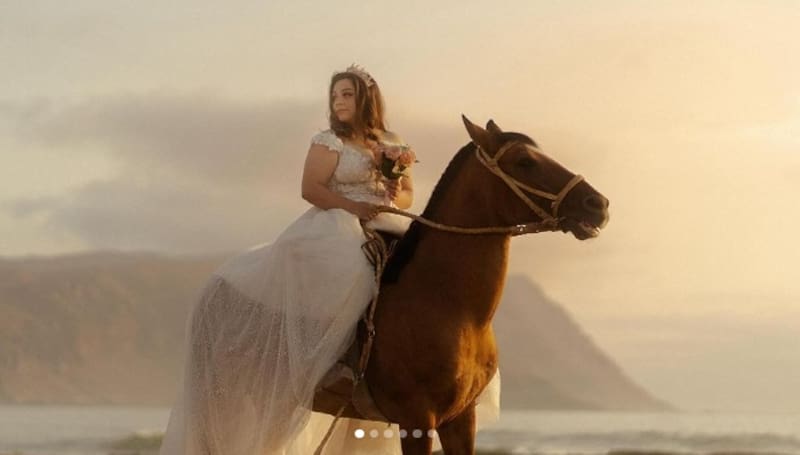 Kiki Proust llegó a su matrimonio a caballo. Créditos: Instagram