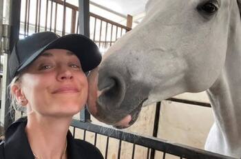 Kaley Cuoco salvará a caballo maltratado en las pruebas de Tokio 2020