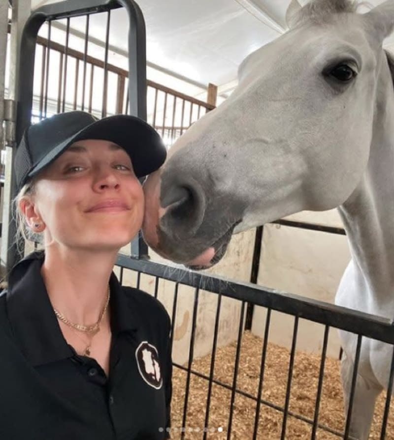 Kaley Cuoco salvará caballo maltratado en las pruebas de Tokio 2020 La actriz se indignó por el trato al caballo y lo salvará.
- Créditos: Instagram @kaleycuoco