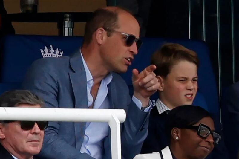 El heredero al trono y su hijo en un partido de críquet