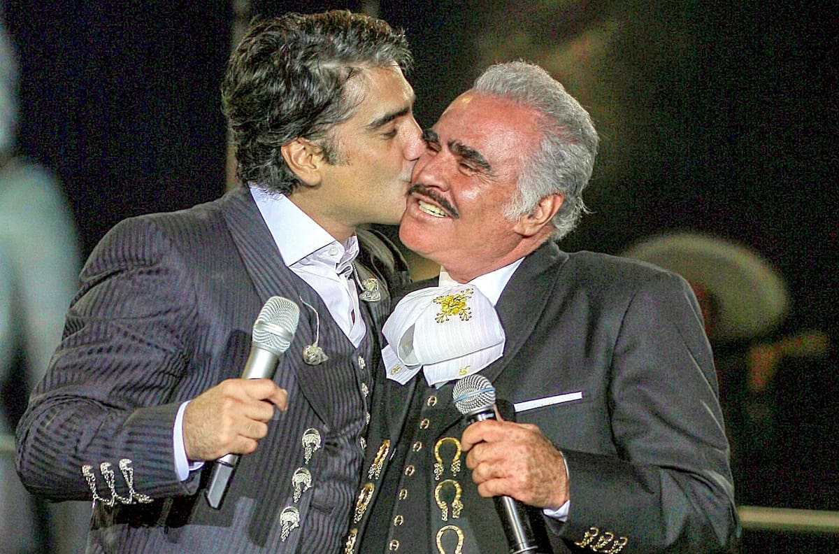 Vicente Fernández y los polémicos besos en los labios a sus hijos