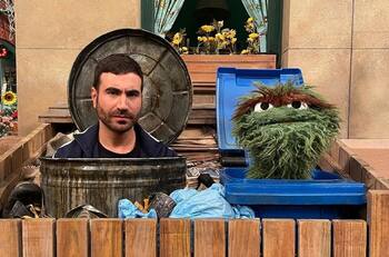 Brett Goldstein, el grosero Roy Kent de "Ted Lasso", enseña lección con la letra "f" en "Plaza Sésamo": ¿dice una palabrota?