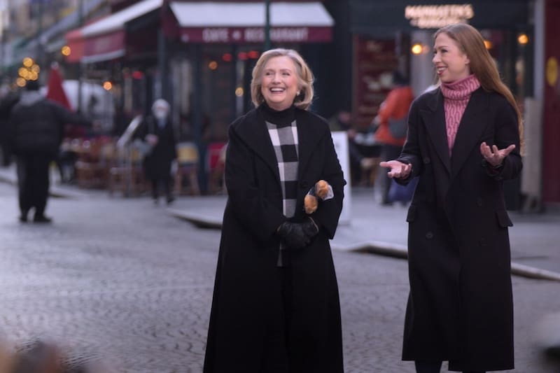 Hillary y Chelsea Clinton En "Gutsy". - Créditos: Cortesía Apple TV+