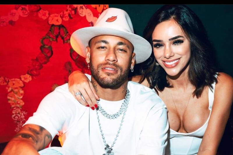 A través de sus historias de Instagram, la modelo brasileña reveló el pasado 28 de noviembre que ya no se encuentra junto al futbolista.