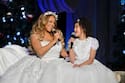 Hija de Mariah Carey sorprende con su voz al cantar a dueto con su madre en un especial navideño