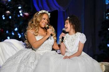 Hija de Mariah Carey sorprende con su voz al cantar a dueto con su madre en un especial navideño