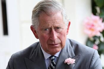 Príncipe Carlos rompe fuertemente el protocolo: recibió millones de euros en efectivo